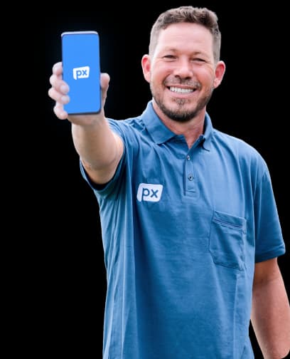Pessoa segurando um celular com o logo e usando uma camiseta azul, da PX
